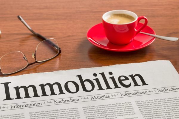 Zeitung auf Schreibtisch - Immobilien